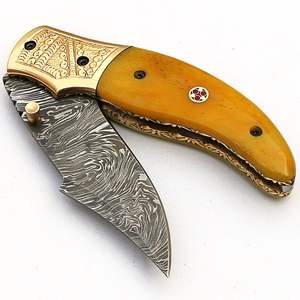 Cuchillo plegable de Damasco hecho a mano personalizado, cuchillo de bolsillo con mango de hueso de camello amarillo, Funda de cuero, soporte OEM, Material de hoja de acero - Product Image 4