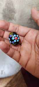Cuentas de vidrio de trabajo de lámpara hechas a medida en negro con lunares azules adecuadas para el uso de collares y diseñadores de pulseras - Product Image 3