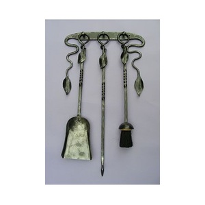 Outils d'incendie lourds en laiton avec des détails fins et des poignées sûres adaptées à une utilisation régulière et à des réglages intérieurs raffinés - Product Image 2