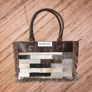 Los últimos bolsos de mano Western Weekender para mujer, cuero de vaca hecho de Parte delantera azética con parches con lona reciclada con asas de cuero - Product Image 1