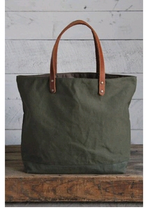 Sac fourre-tout en toile vert olive avec une texture robuste et solide et des poignées en cuir, conçu pour un transport quotidien durable sur l'épaule - Product Image 2