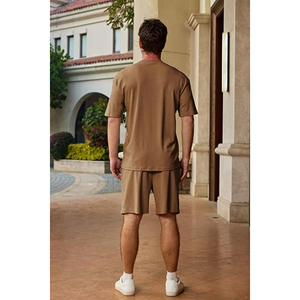 Ensemble d'entraînement élégant pour hommes T-shirt et short assortis pour les activités sportives de course à pied ou de week-end - Product Image 4
