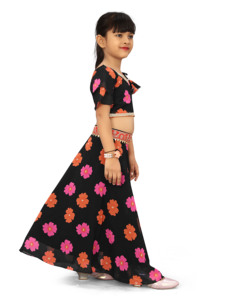 Shoryam Moda de Lujo Lehenga Choli Negro con Flores de Organza para Niñas |   Vestido Étnico Largo Hasta el Suelo, Diseño Contemporáneo, para Bodas y Fiestas - Product Image 3