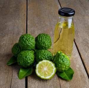 Huile essentielle de citron vert Kaffir en vrac OEM, essence de citrus pour diffuseurs, savons, bougies, soins de la peau et des cheveux, vente en gros, étiquette privée - Product Image 1