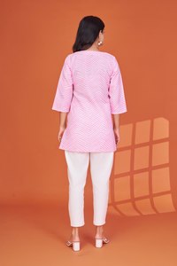 เสื้อคลุมสตรีแบบดั้งเดิมสีชมพูลายเชฟรอน ผ้าคอตตอนผสม ทรงสั้น แห้งเร็ว - Product Image 4
