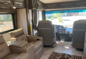 Camping-cars d'occasion Rvs F-l-e-e-t-w-o-o-d-s Pace Arrow RV 40 pieds, couleur personnalisée disponible, faible kilométrage - Product Image 6