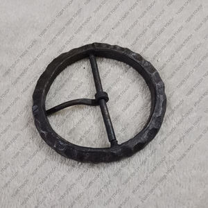 Fibule annulaire Viking médiévale forgée à la main épingle à cape en fer TT-5400 métallique écologique - Product Image 5