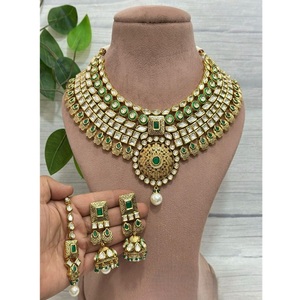 Conjunto de Collar y Pendientes de Latón de Alta Calidad con Acabado Antiguo Chapado en Oro, con Incrustaciones de Kundan y Moissanita, Regalo Tradicional para Mujer - Product Image 1