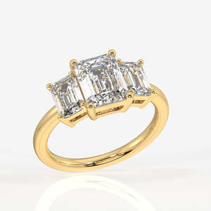 แหวนทองคำ 18K ประดับเพชรโมอิสซาไนต์ทรงเหลี่ยมมรกต ดีไซน์สามเม็ด - Product Image 3