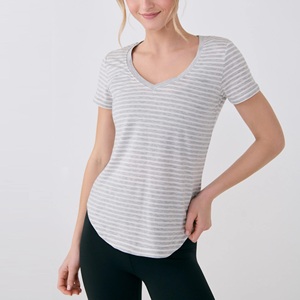 Nueva Llegada: Camiseta de Algodón Transpirable para Mujer, con Hombros Descubiertos, Cuello en V, Corte Regular, Diseño a Rayas, Hecha a Medida en Bangladesh - Product Image 5