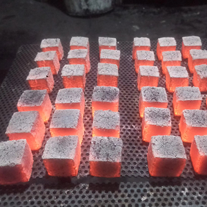 Originarias de Indonesia, estas briquetas en cubos hechas de carbón de cáscara de coco son perfectas para la elaboración. - Product Image 1