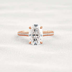 Anillo de compromiso de moissanita de corte ovalado de plata 925 Juego de pavé Style33 - Product Image 1