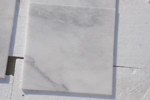 Muestras pequeñas de mármol blanco Bianco pulido, lijado y desgastado de 20x20cm para pavimentos de exterior e interior, calzadas y jardines, fabricado en Turquía. - Product Image 2