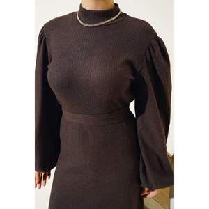 Robe côtelée de couleur marron amer à manches ballon et design ceinturé - Product Image 1