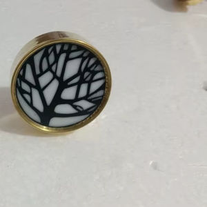 Pomo de resina artesanal con acento de latón para armarios de cocina, cajones, armarios y tiradores de muebles de madera - Product Image 1