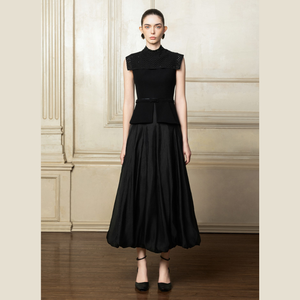 La falda Lyly Midi trae una silueta elegante y una tela de cupro suave con patrones de hojas para un aspecto pulido de día a noche - Product Image 3