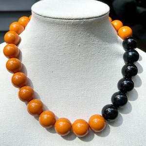 Collier de perles de résine orange noire pendentifs à la mode breloques pour mariages chrétiens fiançailles fêtes de noël tenue de bureau - Product Image 1