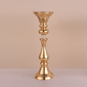 Des vases à fleurs en métal doré de haute qualité et bien conçus créent un contraste visuel saisissant lorsqu'ils sont associés à des fleurs délicates. - Product Image 6