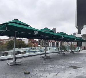 Parasol commercial d'extérieur Gold Umbrella 3m 300*300/8 Magnum télescopique moderne avec mât en aluminium et base en marbre pour hôtel - Product Image 1
