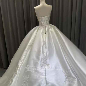 Robe de mariée moderne et minimaliste en satin, col bateau, traîne chapelle, longueur ras du sol, ornée de fleurs en dentelle et de cristaux, pour filles, modèle OY004 - Product Image 4