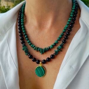 Pendentif artisanal en pierres précieuses naturelles de grande taille - Ensemble de 2 colliers à <span class=keywords><strong>double</strong></span> rangée en malachite et agate noire, multi-brins perlés - Product Image 4