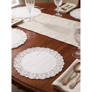 Lot de 50 napperons ronds en papier imitation dentelle de 30 cm pour la décoration de table de fête - Product Image 1
