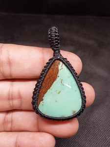 Collar de Piedras Preciosas Hecho a Mano con Colgante de Crisoprasa Natural - Product Image 4