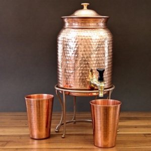 Elegante dispensador de agua de cobre Características ecológicas Servidor de bebidas hecho a mano para eventos en casa Incluye vasos de soporte de metal - Product Image 6