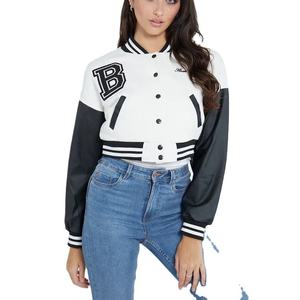 Veste universitaire courte tendance avec patchs de lettres audacieuses, manches contrastées et bordures rayées, offrant un style sportif, décontracté et élégant. - Product Image 4