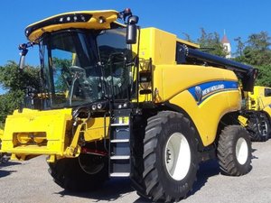 เครื่องเก็บเกี่ยวแบบรวม New Holland CX7090 มือสองคุณภาพพรีเมียม น้ำหนัก 5200 กก. เครื่องจักรที่เชื่อถือได้ ให้ผลผลิตสูงสุด ขาย - Product Image 2