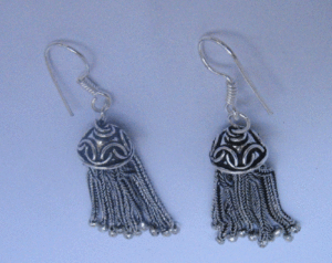 Pendientes Colgantes Plateados Oxidados, Accesorio de Moda Elegante - Product Image 1