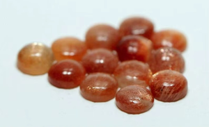 พลอยซันสโตนสีฟ้าทรงกลมแบบคาโบชอง ขัดเงา พร้อมเอฟเฟกต์เปลี่ยนสี AMAN GEMS ขายส่งจำนวนมาก สำหรับทำเครื่องประดับ ของขวัญสำหรับเธอ - Product Image 4