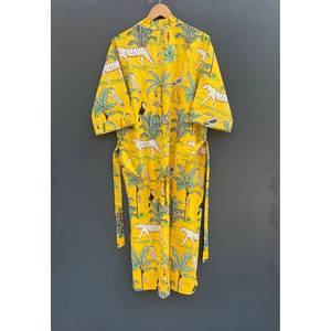 Robe kimono légère en coton artisanal avec imprimé animal pour se prélasser confortablement - Product Image 4