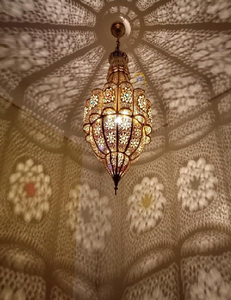 Lampe suspendue marocaine ornée d'or, richement décorée de petits accents de verre colorés à des prix de gros. - Product Image 1