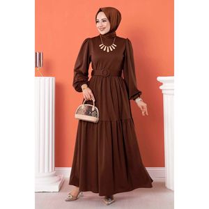 ฮิญาบยาวแต่งด้วยลูกปัดเข็มขัดสีน้ำตาลปักลายเรียบง่ายเอวทรงตรงยาวถึงพื้นลายดอกไม้อิสลาม - Product Image 4