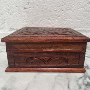 Caja de corazón de madera Caja en forma de corazón grabada Venta caliente Regalos y artesanías Cajas de madera Letreros de pared hechos en la India - Product Image 1