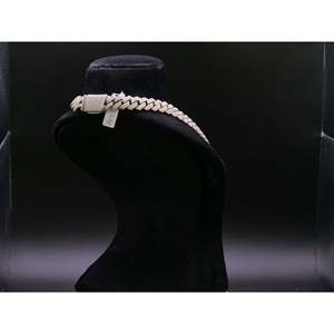 สร้อยคอแบบ Cuban Link ชุบโรเดียมประดับเพชรซิร์คอนเต็มเส้น พร้อมหินเพทายแบบ Iced Pave สีเงิน - Product Image 6