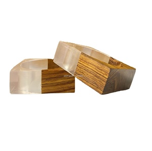 Bracelet carré géométrique funky en résine et bois Combo Bracelet de mode artistique avec un design moderne en matériaux mixtes - Product Image 2