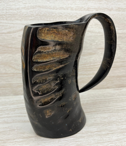 Mug en corne de buffle, fond vert naturel, bandes horizontales, disponible à prix de gros - Product Image 2