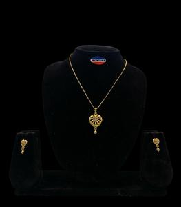 Collier en laiton à la mode Montana Micro-Set en cuivre plaqué laiton Pierre naturelle Coeur Classique Pendentif Notre-Dame pour femme - Product Image 1