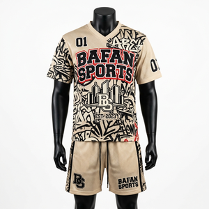 Conjunto de camiseta y pantalones cortos de malla de alta calidad de 160 GSM para hombre, color beige y negro, con diseño gráfico estampado y logotipo sublimado personalizado. - Product Image 3