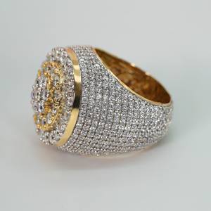 Une élégante bague hip-hop pour femme, fabriquée en or jaune 14 carats et ornée de diamants de laboratoire de pureté VVS. - Product Image 3