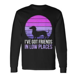 T-shirt a maniche lunghe per amanti dei Bassotto con stampa 'I've Got Friends in Low Places' - per proprietari di cani e appassionati di razze canine - Product Image 1