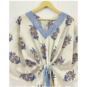 Bata de algodón Sanganeri azul floral para mujer con estampado de bloques blancos dibujados a mano, cuello en V y ribete en contraste, 1 pieza - Product Image 4