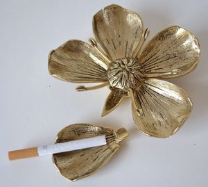 Cenicero de Metal grabado elegante con superficie estampada que ofrece un atractivo artístico para la decoración de lujo para la sala de estar - Product Image 3