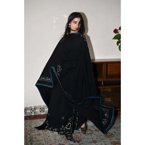 Ensemble de costume Dhanak brodé 3 pièces pour femmes ZAIB, comprenant un châle et un pantalon brodés Dhanak - BIC-4386 - Product Image 1