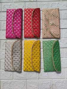 กระเป๋าคลัทช์ปักลายประดับเลื่อมสีทองสไตล์อินเดีย พร้อมซิปปิด งานฝีมือดีไซเนอร์ เหมาะสำหรับงานแต่งงาน งานปาร์ตี้ และงานเฉลิมฉลอง - Product Image 3