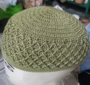 Chapeau de prière pour hommes musulmans Yamani Emboes Kufi fabriqué avec du coton 100% de qualité supérieure se sent plus doux et confortable chapeau musulman du Bangladesh - Product Image 4