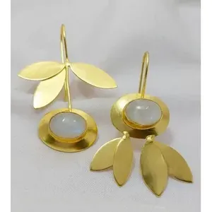 Boucles d'oreilles pendantes en laiton plaqué or 18 carats avec quartz, perle, rubis et diamant - Product Image 3