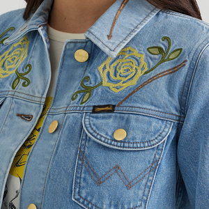 Veste en jean tissée boutonnée en denim lavé respirant 100% coton pour femmes, de haute qualité, fabriquée au Pakistan - Product Image 5
